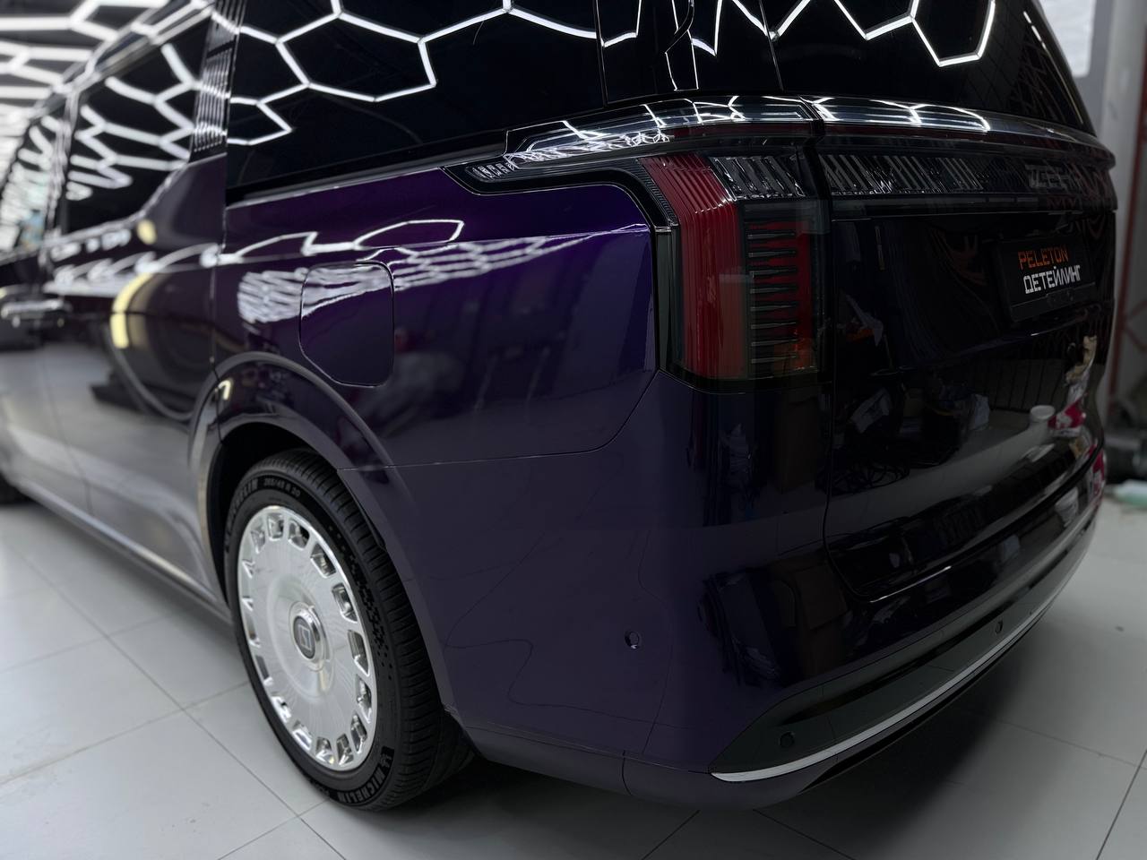 Оклейка Zeekr 009 в Metallic Midnight Purple: из черного - в глубокий пурпур
